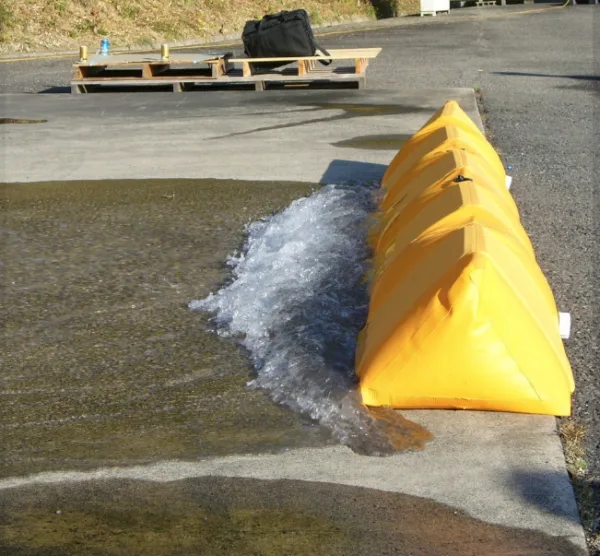 Barrière anti-inondation triangulaire